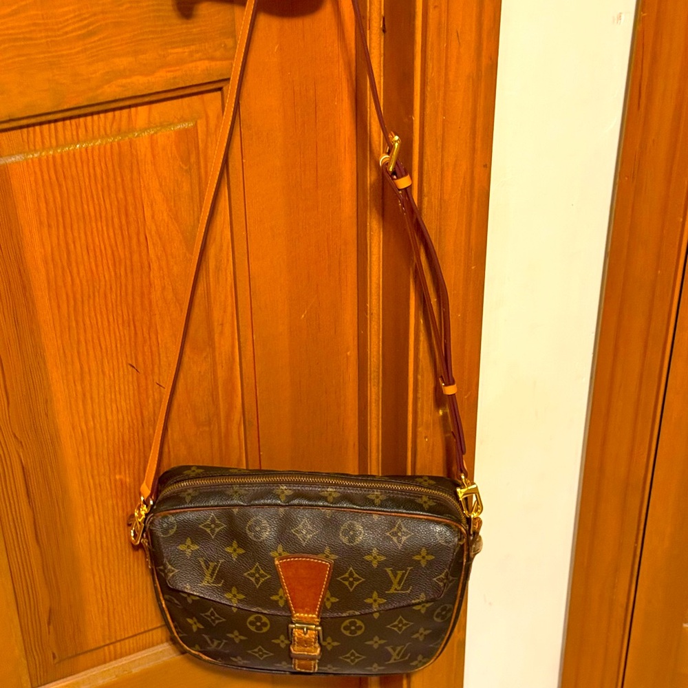 LV MONO CROSSBODY IN GOOD CONDITION used but lovely bag - Picture 12 of 13